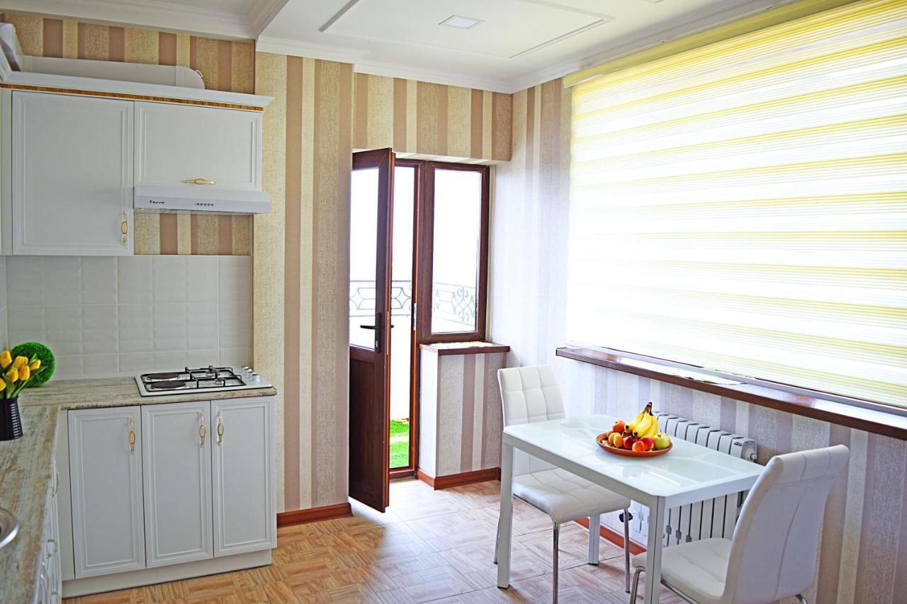 Bishkek Sunny Apartment In The Center Kültér fotó